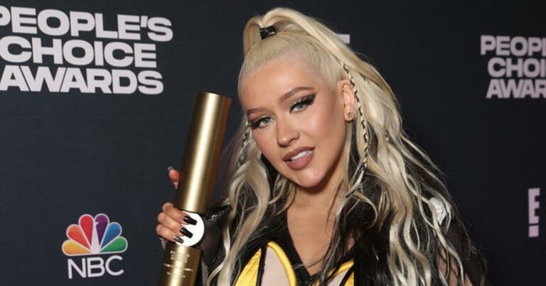 In wahrer Form dreht sich bei Christina Aguileras Rede bei den People’s Choice Awards alles um den Kampfgeist