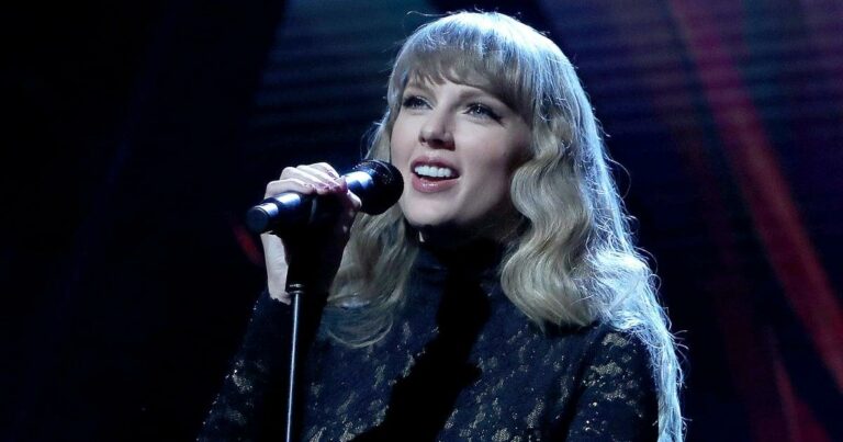 Gibt uns Taylor Swift ein Musikvideo zu „Champagnerproblemen“? Sehen Sie sich ihre Klavierwiedergabe an!
