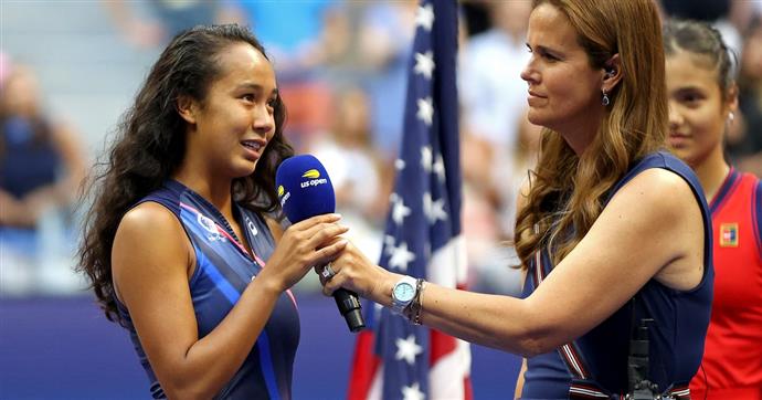 Sehen Sie, wie die US Open-Finalistin Leylah Fernandez am 20. 9/11-Jubiläum vor der New Yorker Menge spricht