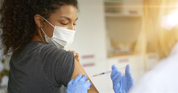 Müssen Sie Ihre Grippeschutzimpfung und Ihren COVID-Booster auf Abstand halten? Wir haben Experten gefragt